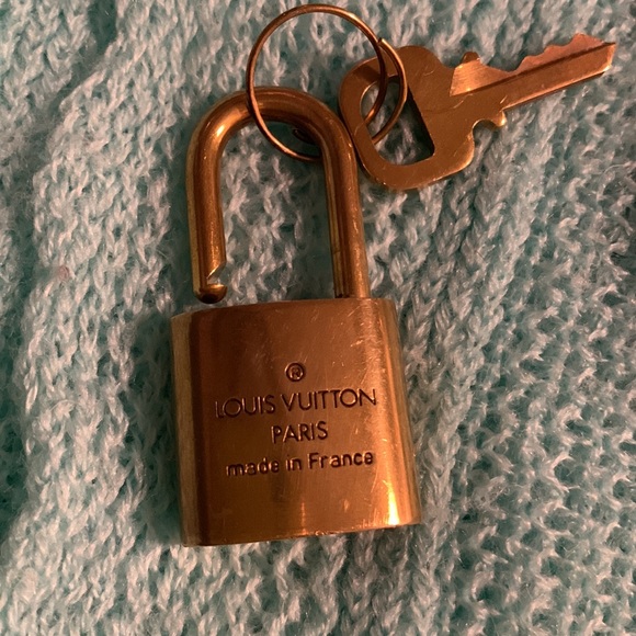 Louis Vuitton padlock with matching key 322 - Picture 4 of 4